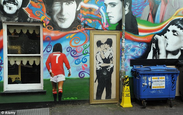 Le fameux Kissing Coppers de l'anonyme Banksy à Brighton - photo Dailymail