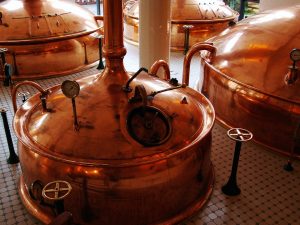Les alambics en cuivre à l'origine de la tradition de la brasserie artisanale de bière en Allemagne