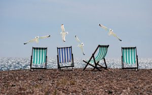 Les transats à bande colorées typiques de la plage de Brighton