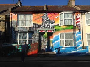 Une fresque réalisée à la bombe sur toute la façade d'une maison de Brighton