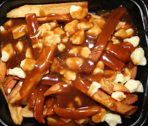 La poutine, plat traditionnel se déguste partout au Québec