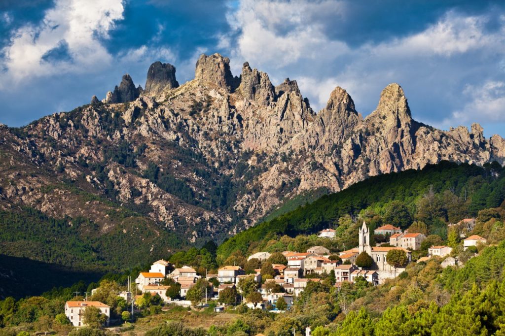 Les aiguilles de Bavella et le village de Zonza