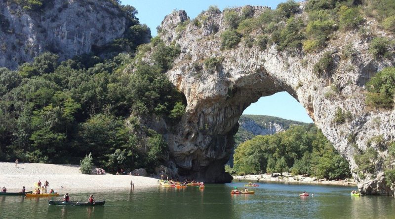 Ardeche pont de larc canoe