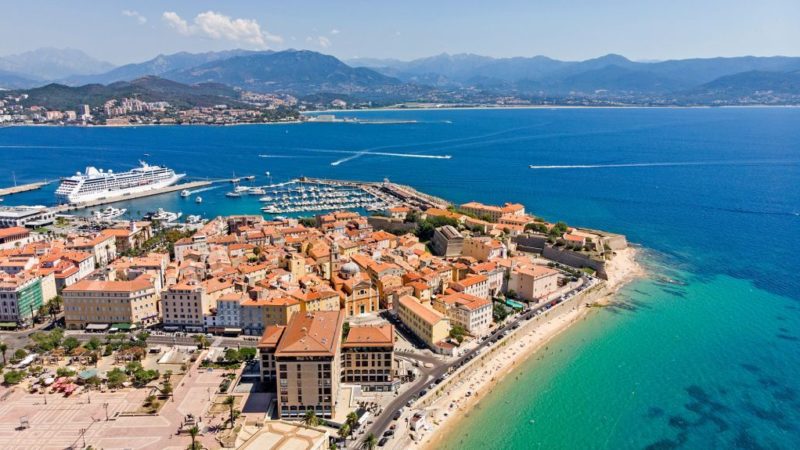 Quelles solutions pour rejoindre Ajaccio pour les vacances ?