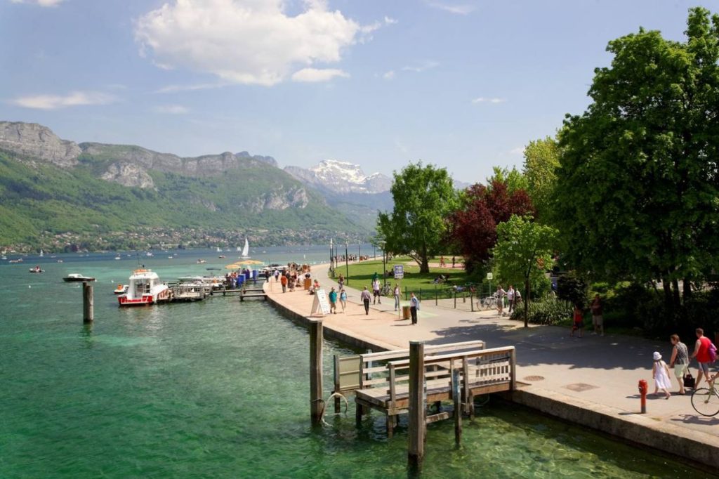 profiter du lac d'Annecy location hôtel