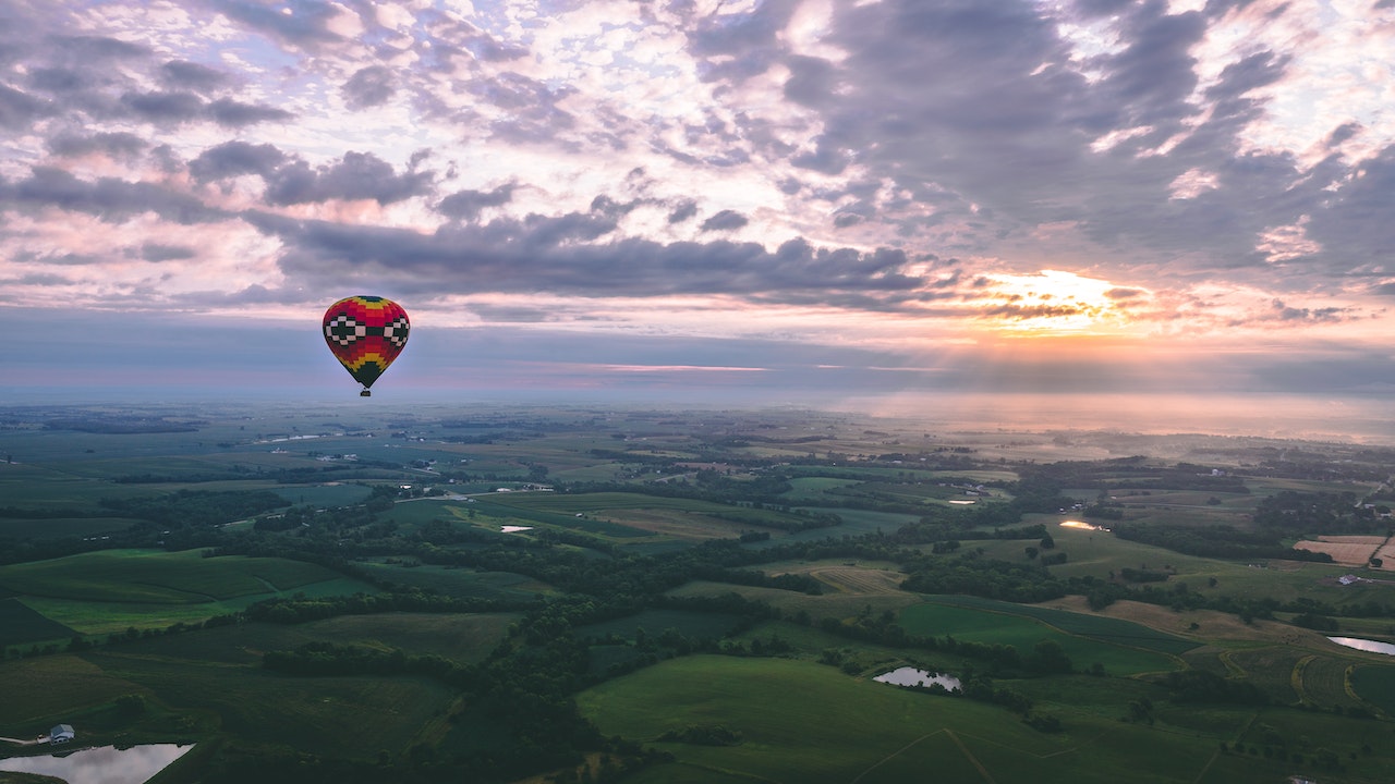 Survol en montgolfière au coucher de soleil