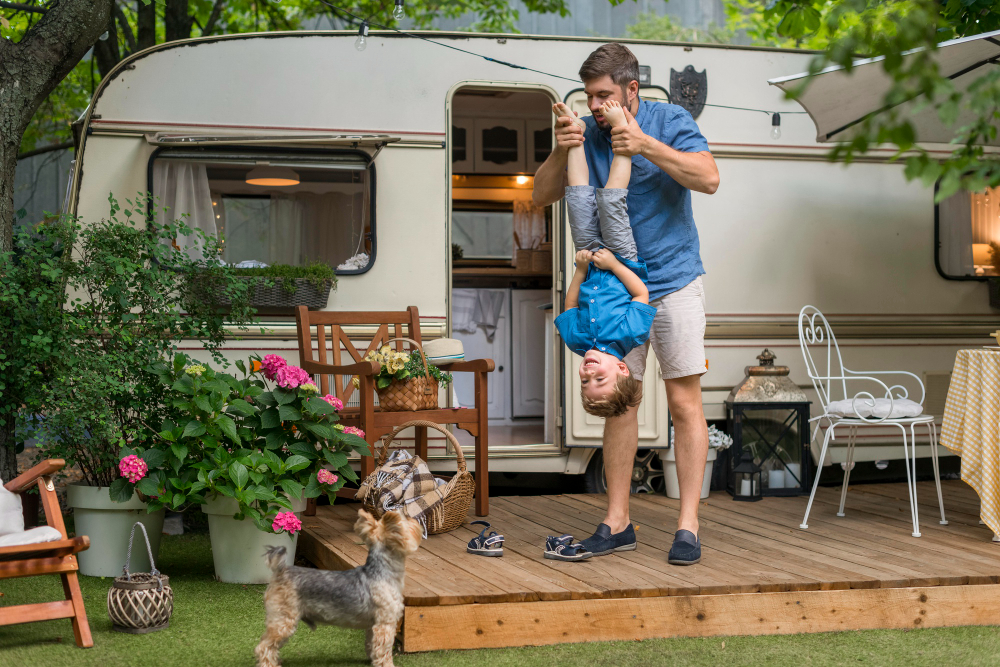 famille en caravane au camping