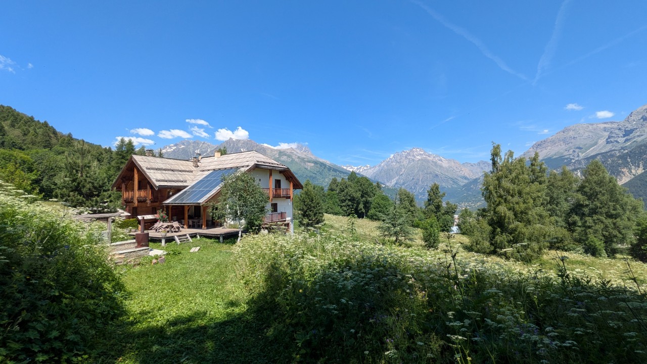 Chalet de montagne en été