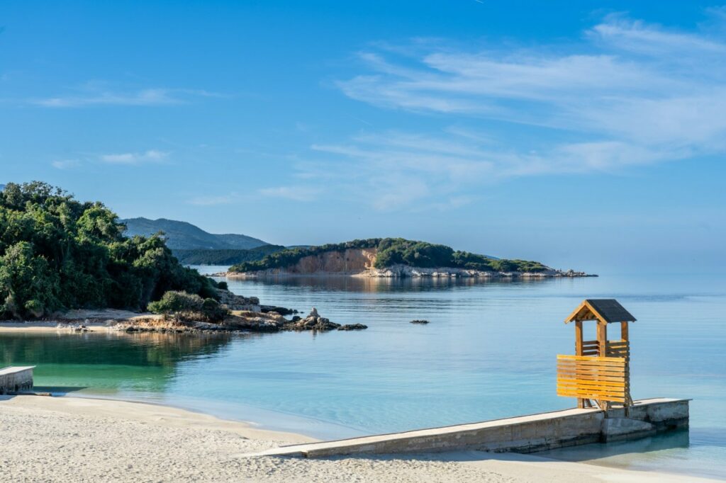 Plage et ile de Kasmil en Albanie