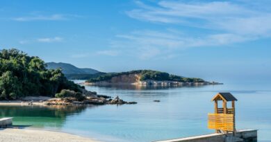 Plage et ile de Kasmil en Albanie