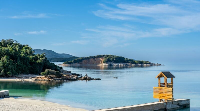 Plage et ile de Kasmil en Albanie