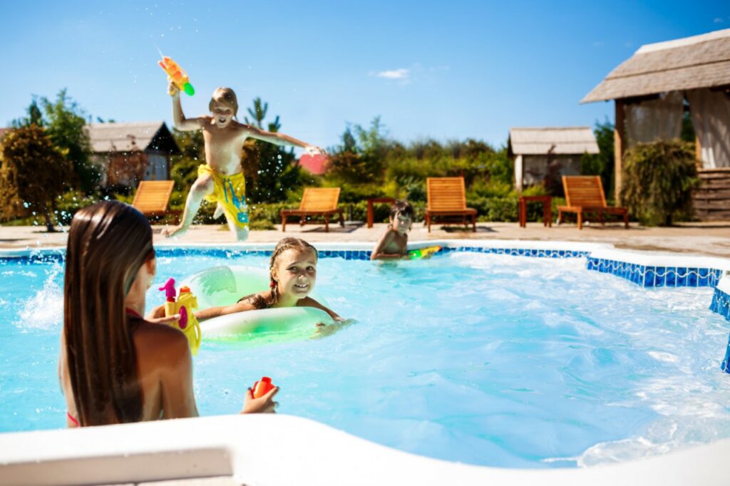 Enfants en vacances dans une piscine