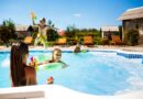 Enfants en vacances dans une piscine