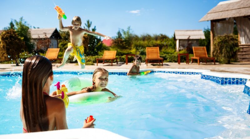Enfants en vacances dans une piscine
