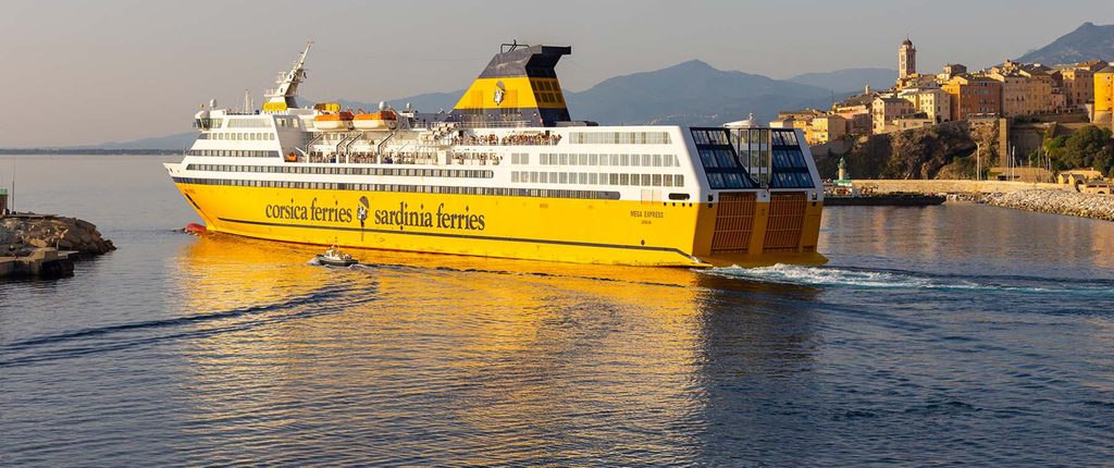 Ferry de la Corsica Ferries sortant du port de Bastia