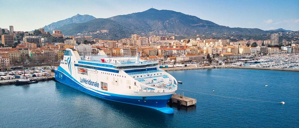 Ferry le Piana dans le port d'Ajaccio