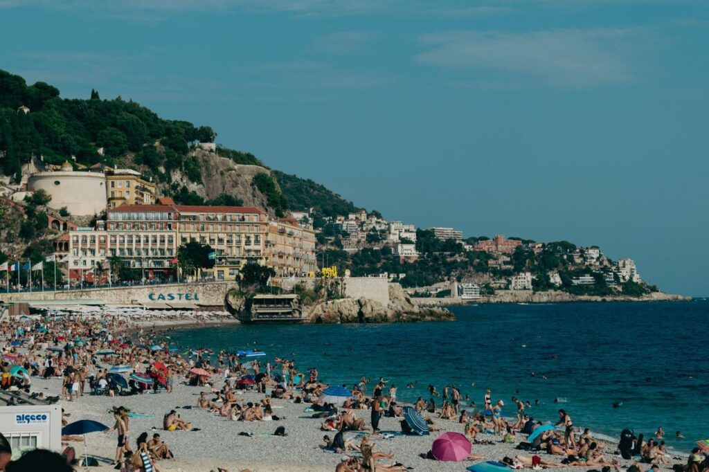 Plage bondée à Nice, sur la Côte d'Azur