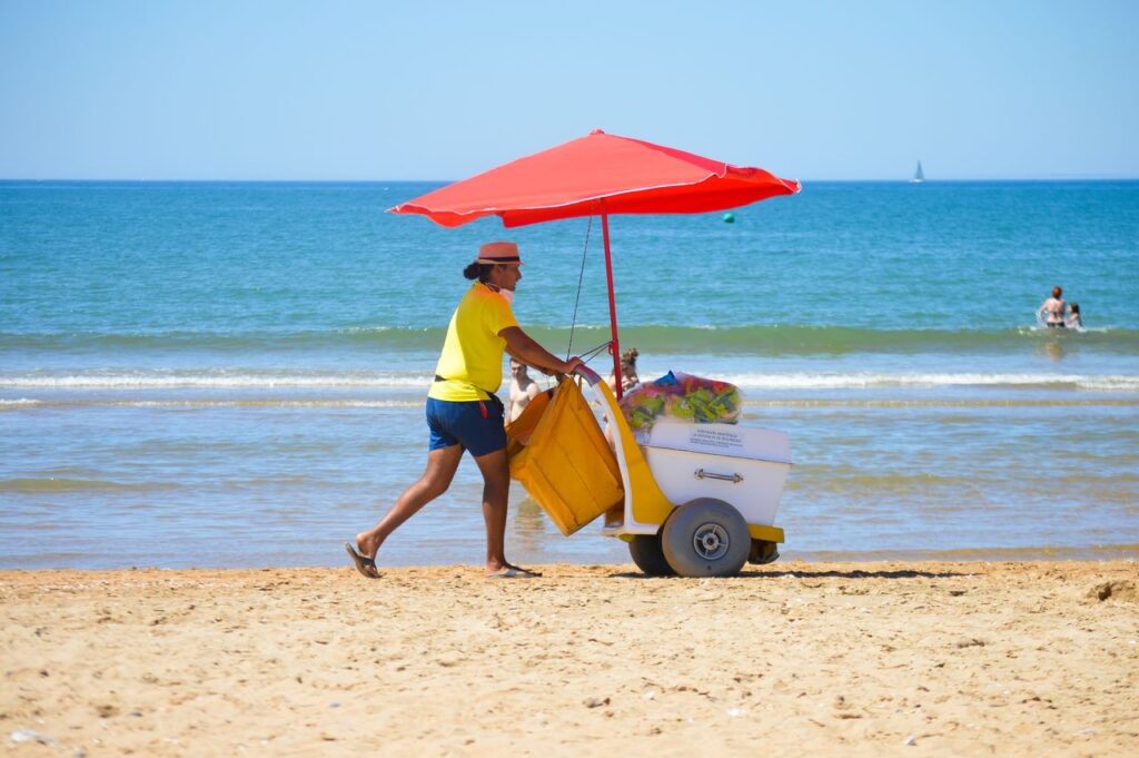 Vendeur de glace ambulant sur la plage