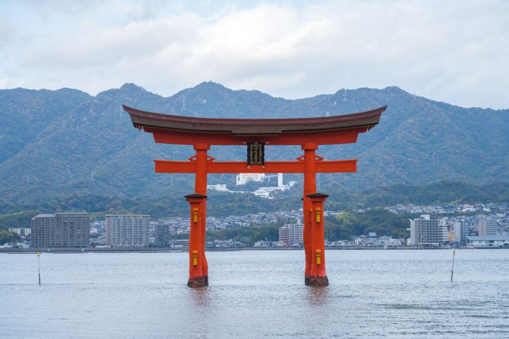 la porte Torii flottante du sanctuaire d'Itsukushima au Japon