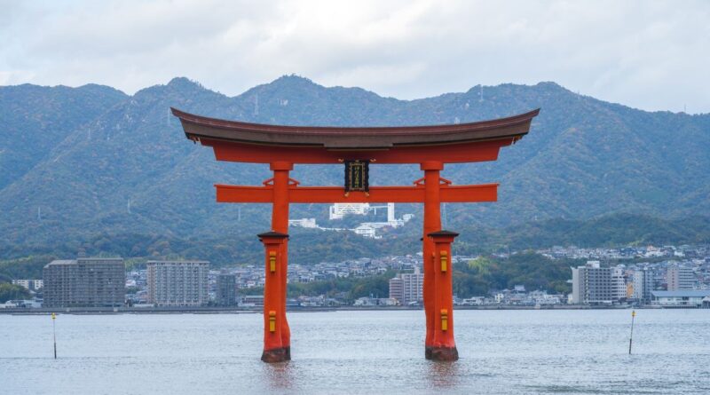 la porte Torii flottante du sanctuaire d'Itsukushima au Japon